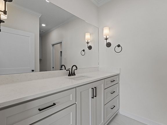 4th image of 107 Edgewood Cir