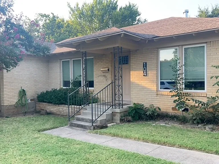 104 Varsity Cir — Photo 2