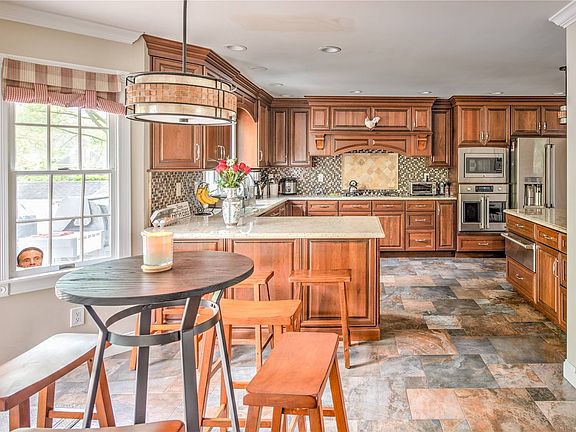 4th image of 51 Grasslands Cir