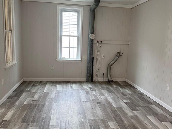 5th image of 102 E Park St