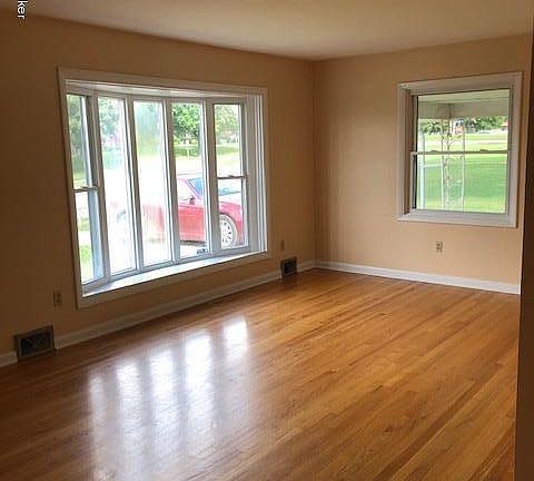 2nd image of 1207 Lyndon Ln