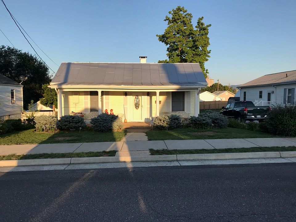 Large 3-4 car garage in back