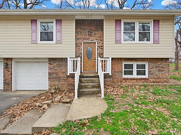 3rd image of 902 Albert St