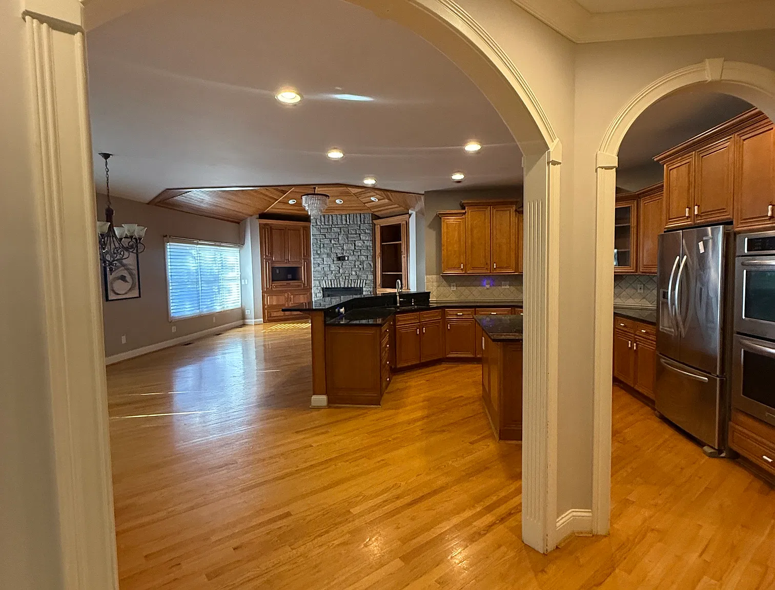 5 bed, 6209 sqft, $5,500 — Photo 1