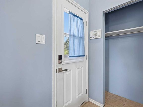 5th image of 5017 N 61 Avenue Close