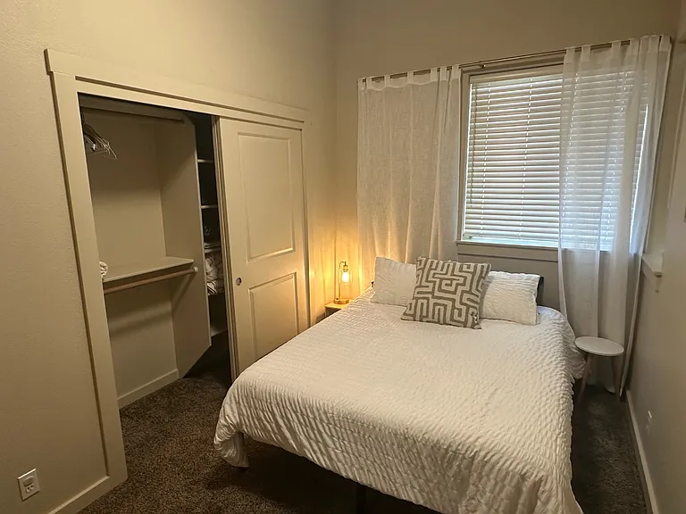 Guest Room (queen bed)