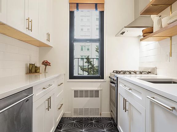 3rd image of 100 W 12th St APT 4E