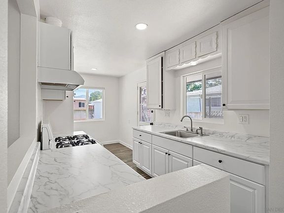 5th image of 944 Goldenrod St