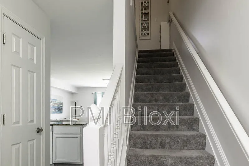 2 bed, 1.5 bath, 985 sqft, $1,550 — Photo 2