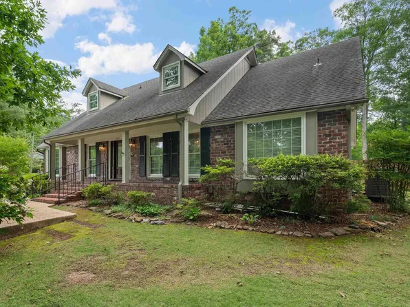 2667 Creekview Dr, Hoover, AL 35226