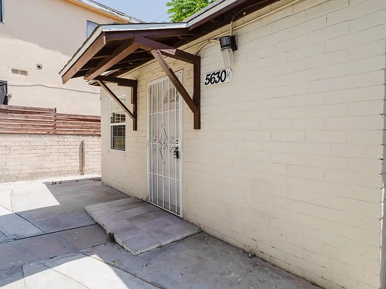 5630 1/2 Craner Ave — Photo 7