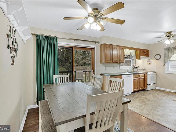5th image of 414 E New St