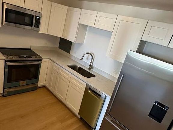 3rd image of 555 W Cornelia Ave Unit 1-1301