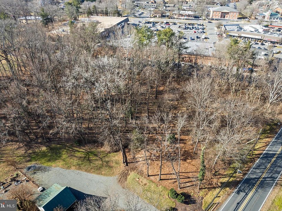 2nd image of 9821 Georgetown Pike