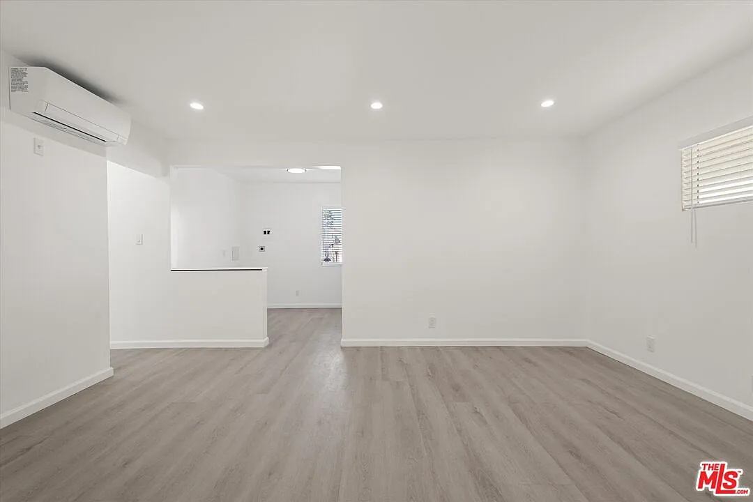 2 bed, 1.0 bath, 726 sqft, $3,500 — Photo 2