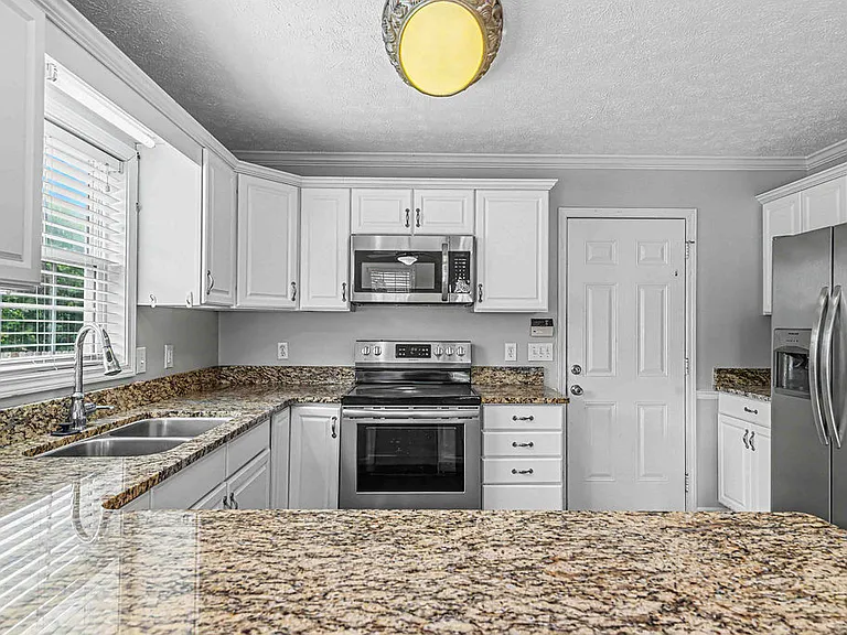 209 Lansing Ct — Photo 12