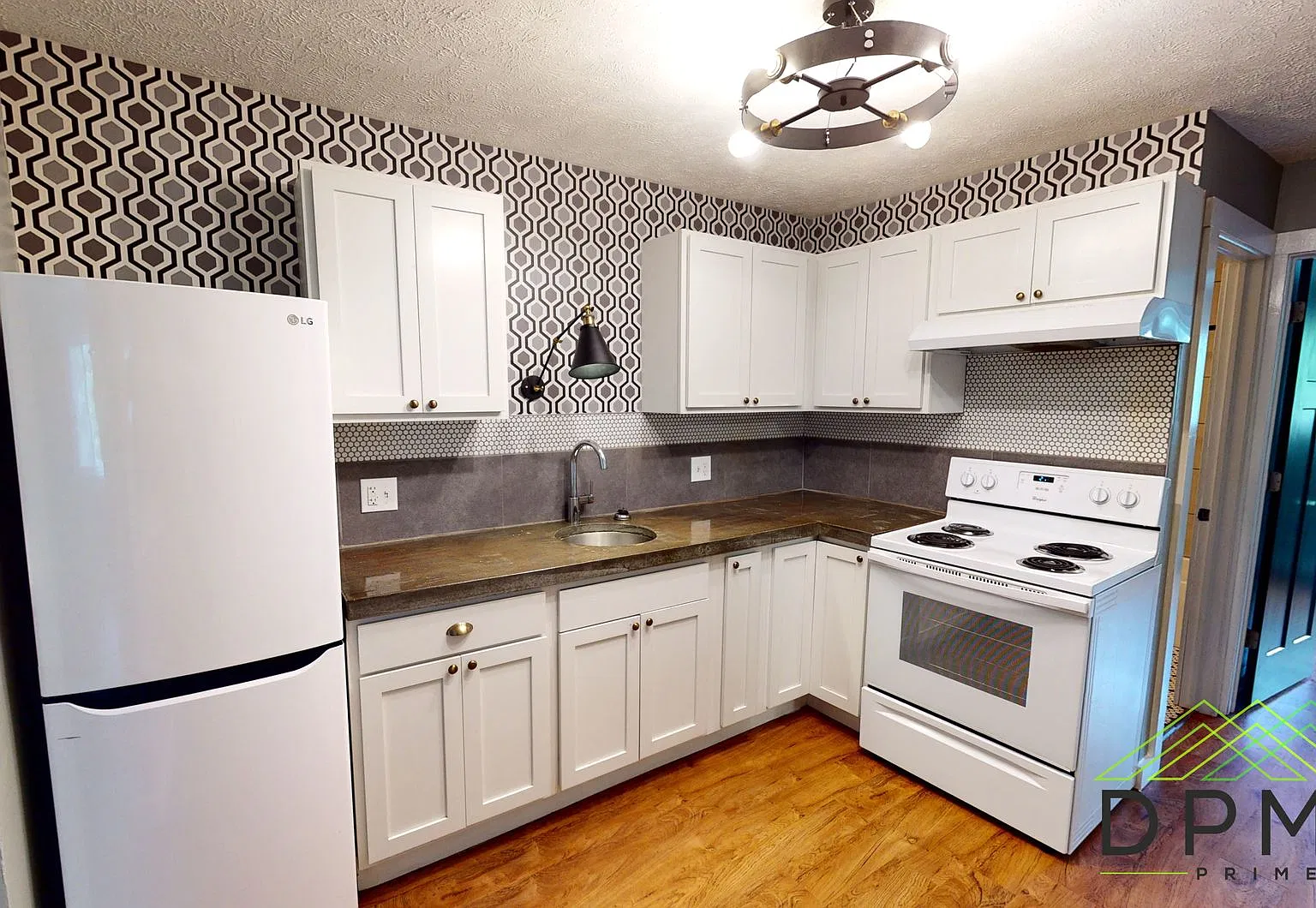 326 E Hillsdale — Photo 2