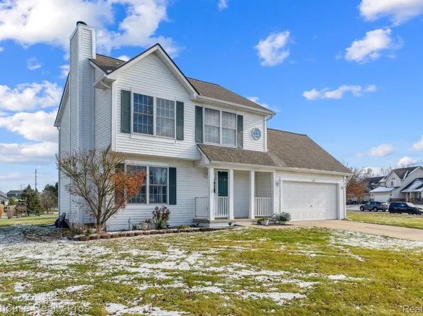 1232 Maple Leaf Ln, Howell, MI 48843