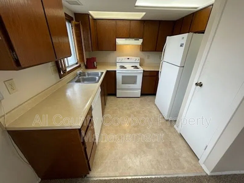 2 bed, 1.0 bath, 1080 sqft, $985 — Photo 1