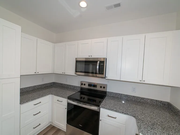 Midway Townhome — Photo 11