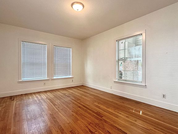 4th image of 912 W 22nd 1/2 St APT H
