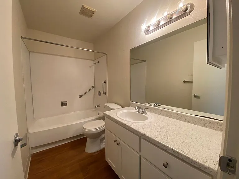 Eastlake Apartments — Photo 22