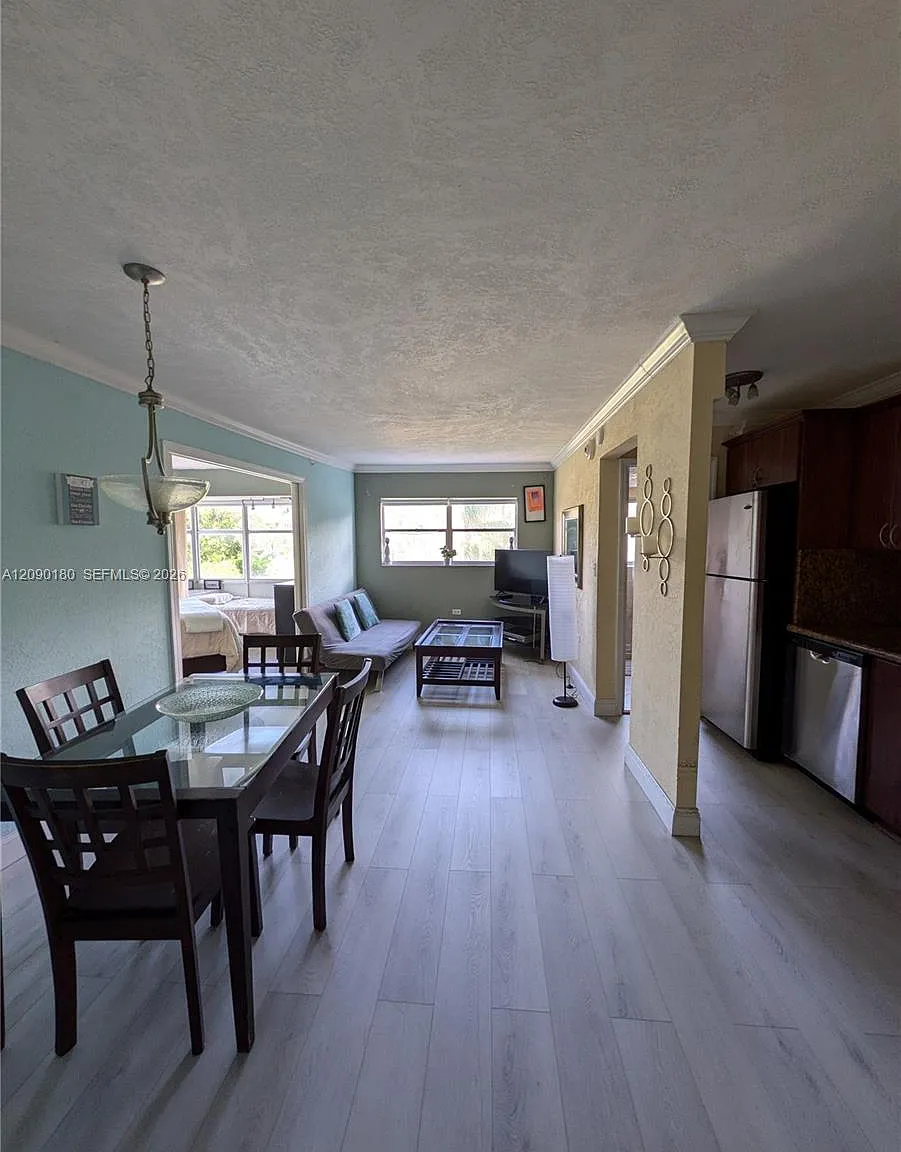 Octagon Towers I Condo — Photo 1