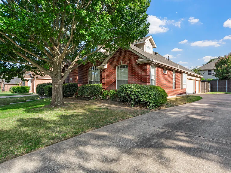 112 Sweetgum Dr — Photo 2