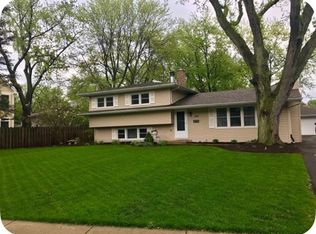 340 Sycamore Dr, Naperville, IL 60540
