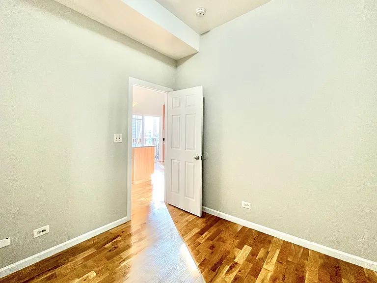 1644 N California Ave — Photo 13
