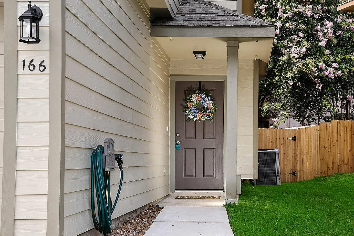 3 bed, 2.5 bath, 1637 sqft, $2,200 — Photo 3