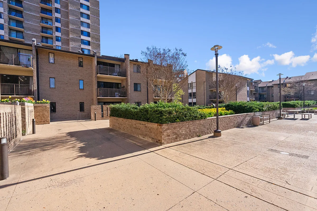 Building Photo - 102 Monroe St #201