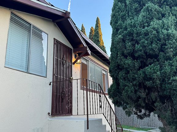 3rd image of 3536 Pacific Ave