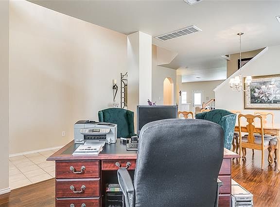 5th image of 200 Glenwood Dr