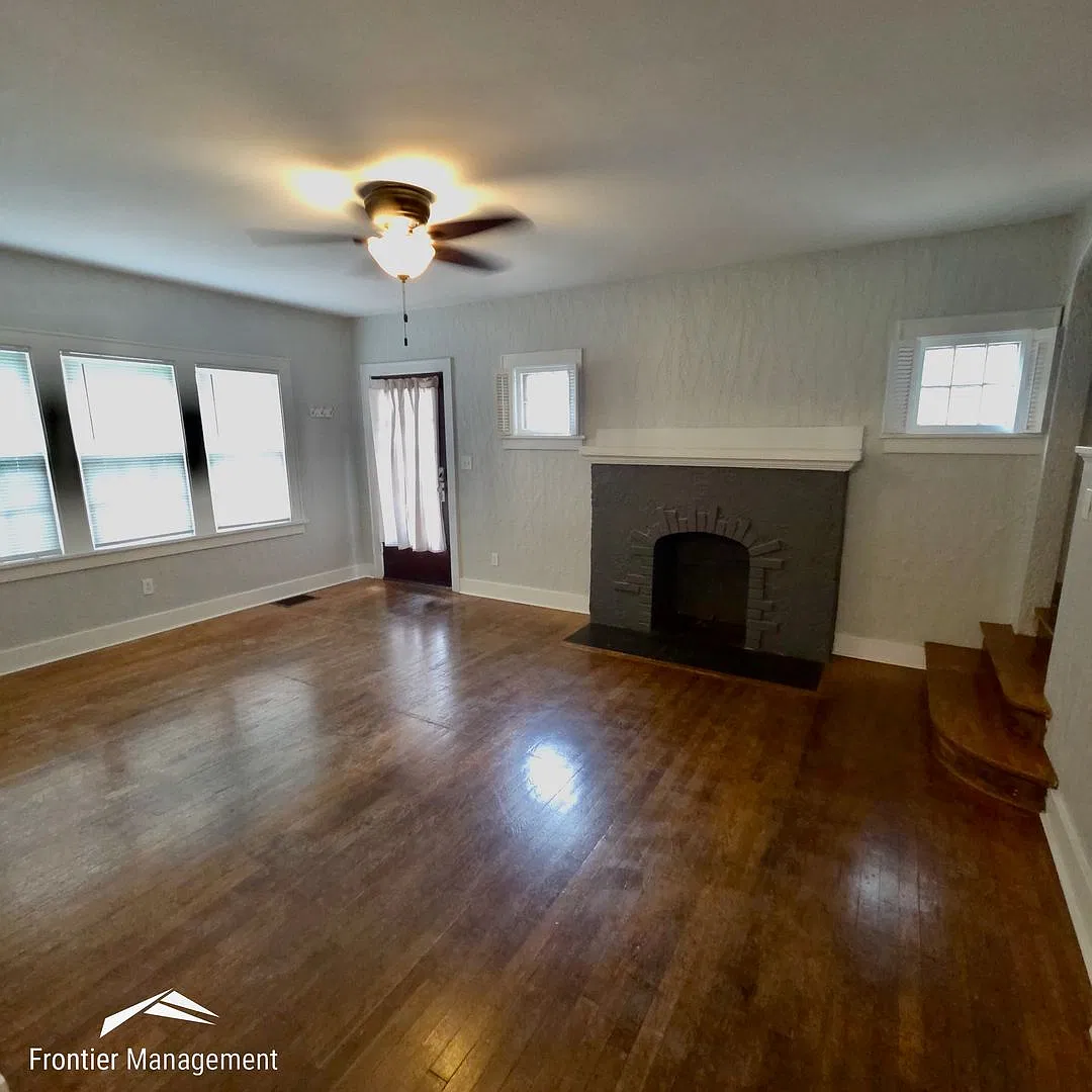 Awesome 4 bedroom 2 bathroom home located in the heart of Manhattan. — Photo 2