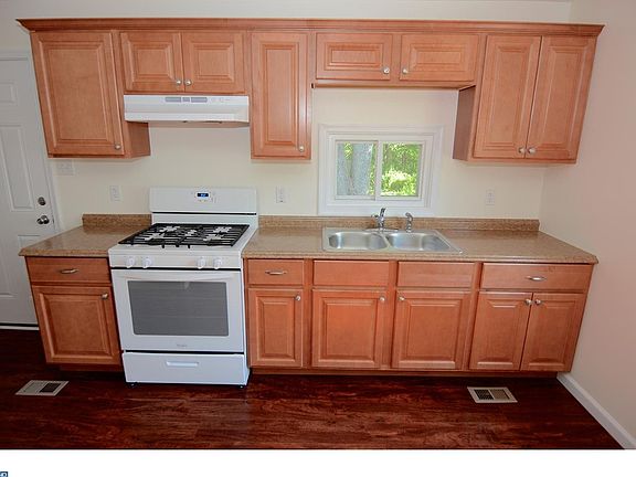 3rd image of 1393 Budd St