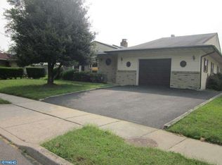 21 Willow Dr, Levittown, PA 19054