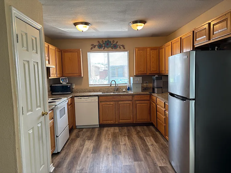 433 Lake Highland Dr — Photo 2