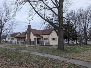 914 S Walnut St, Sesser, IL 62884