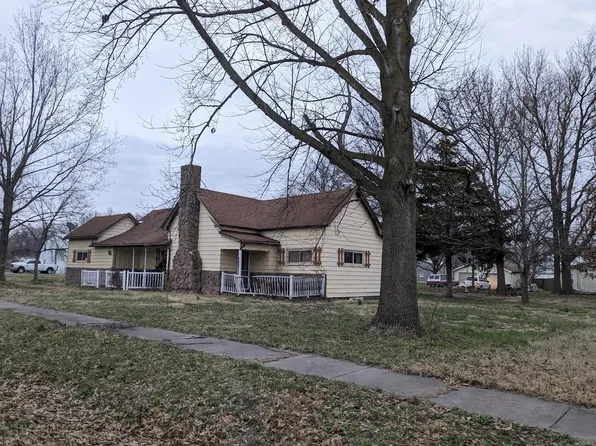 914 S Walnut St, Sesser, IL 62884