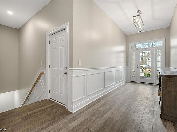 3rd image of 987 Pin Oaks Dr