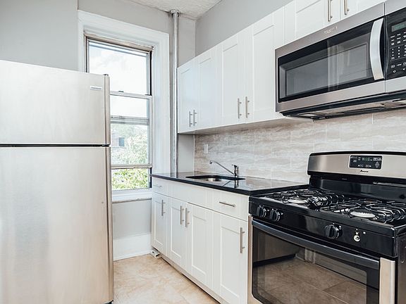 2nd image of 1625 Park Pl APT 17