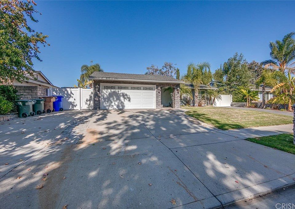 1st image of 941 W Ballina Ct