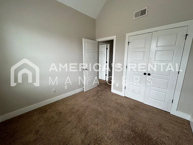 300 Oakwell Cir — Photo 42
