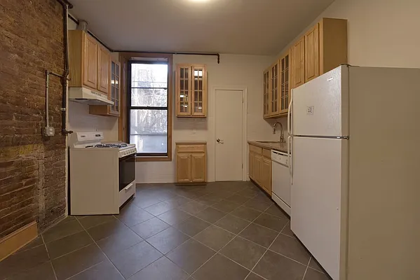 Rented by LEE & ASSOCIATES NYC RESIDENTIAL LLC | media 37