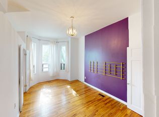 221 Bathurst St #4, Toronto, ON M5T2S2