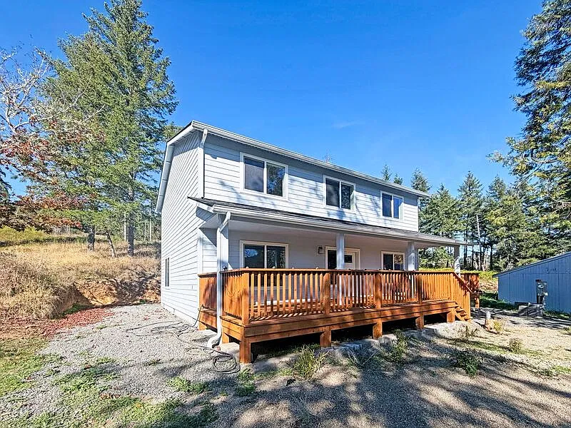 3 bed, 3.0 bath, 1768 sqft, $2,995 — Photo 2