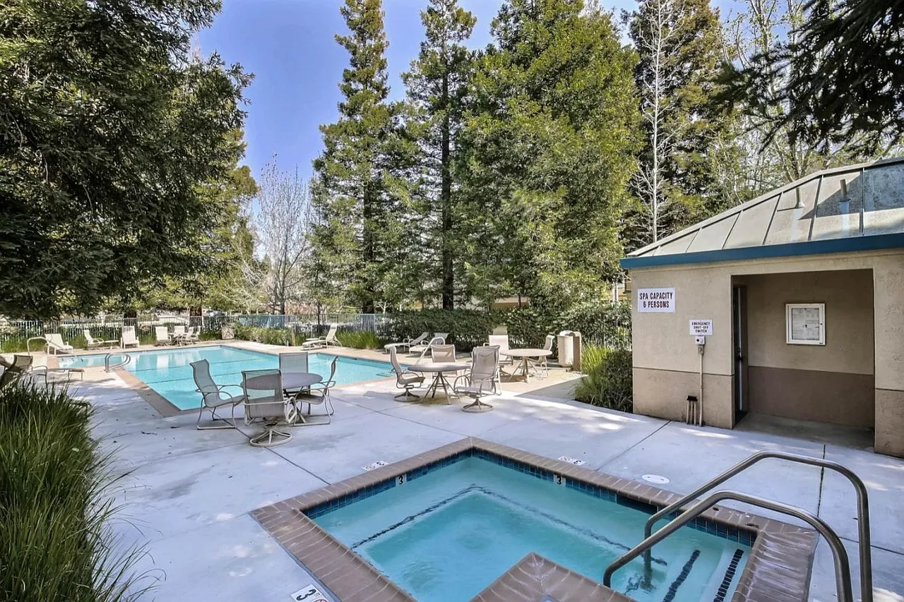 2 bed, 2.5 bath, 1564 sqft, $4,650 — Photo 2