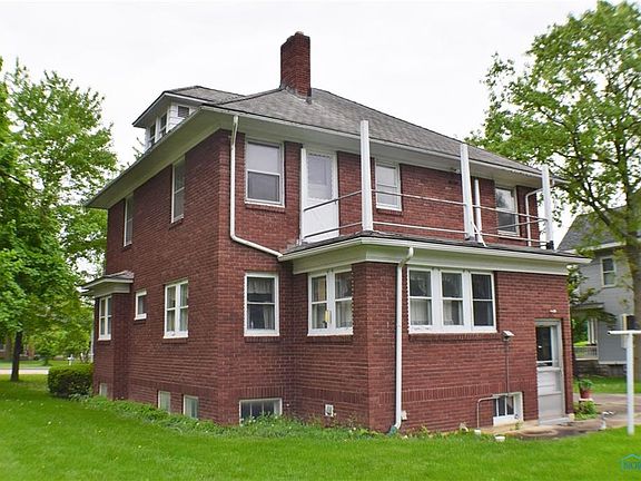 3rd image of 607 W Main St