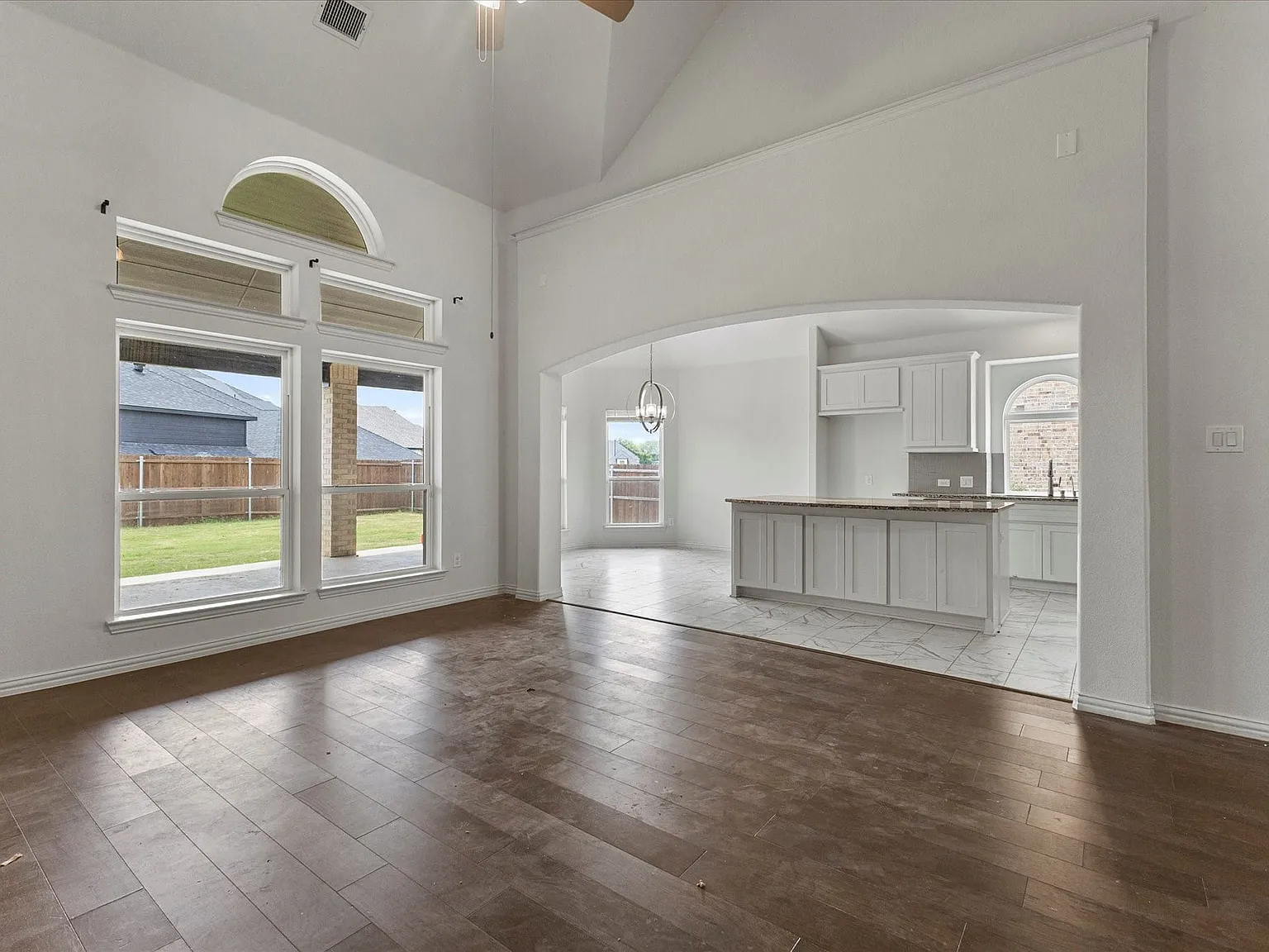 5 bed, 4.0 bath, 3371 sqft, $3,600 — Photo 2